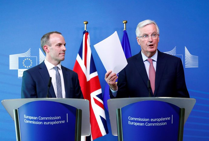Michel Barnier y el nuevo ministro británico para el Brexit, Dominic Raab
