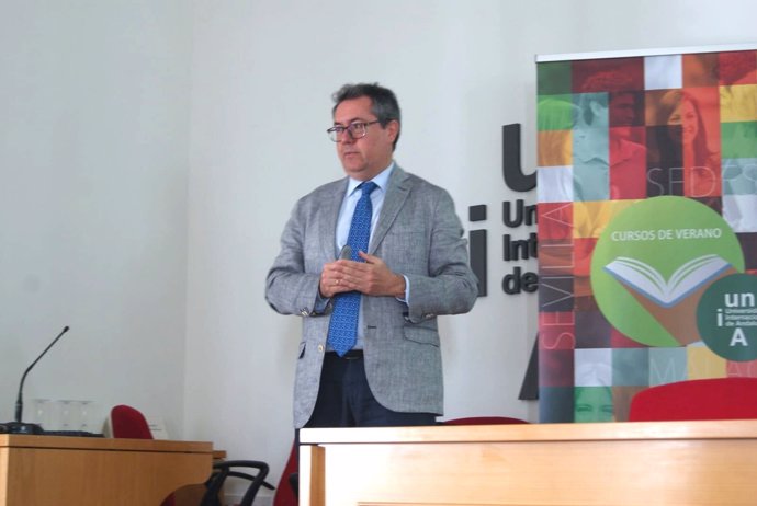 Juan Espadas interviene en los cursos de la UNIA