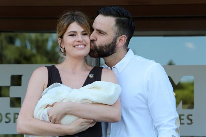 Adriana abenia y sergio abad con su hija luna