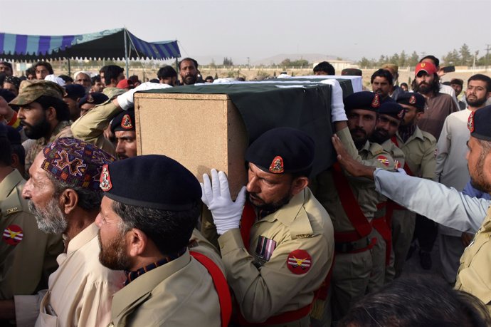 Féretro del político Siraj Raisani, muerto en un atentado en Mastung (Pakistán)
