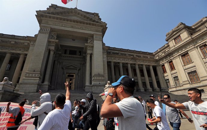 Manifestación frente al Palacio de Justicia de Lima