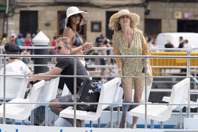 Elsa Pataky y Chris Hemsworth disfrutan de las aguas de San Sebastián junto a Matt Damon
