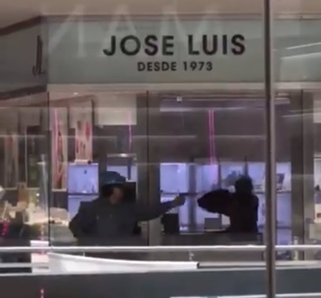 Cuatro personas atracan una joyería en un centro comercial de Castelldefels