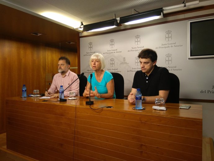 La diputada de IU Concha Masa junto al músico Manuel Paz y Juan Ponte (IU)