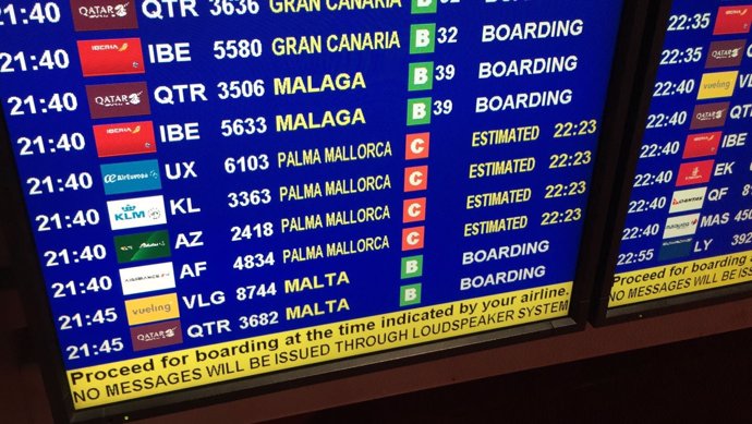 Retraso, aeropuerto, pantalla, avión, palma, embarcar, recurso