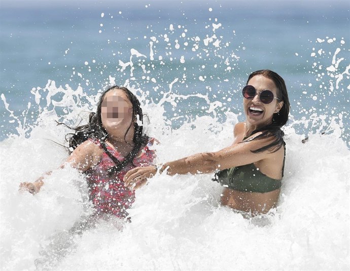 Paula Echevarria y su hija Daniella disfrutan de la playa en Cadiz