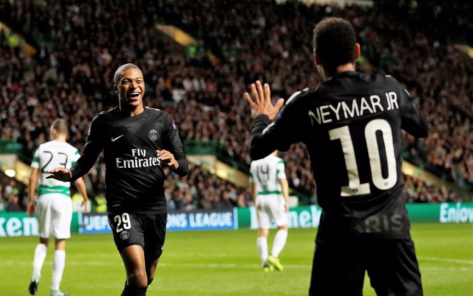 Mbappé y Neymar celebra un gol del PSG