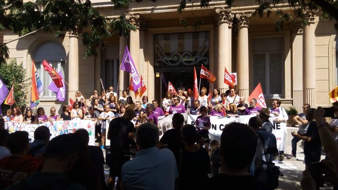 La protesta de CCOO les portes del Gremi de Fabricants del Tèxtil