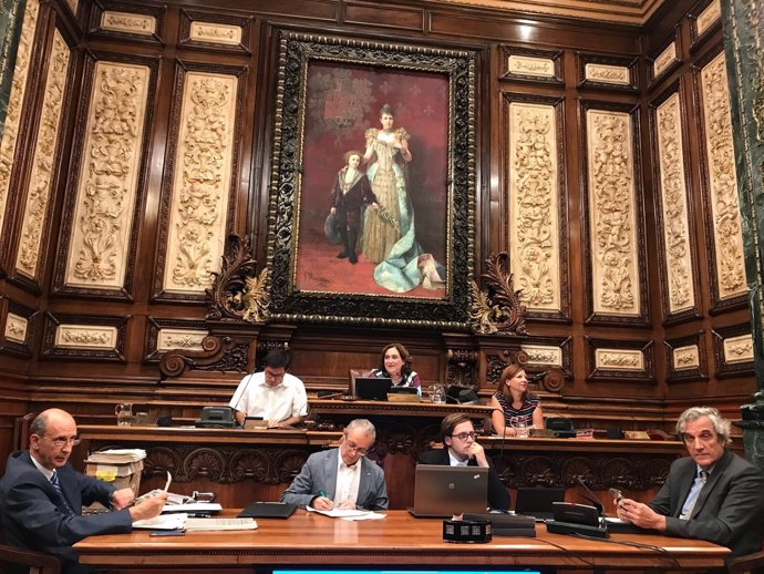 Gerardo Pisarello, Ada Colau y Laia Ortiz, en el pleno del Parlament