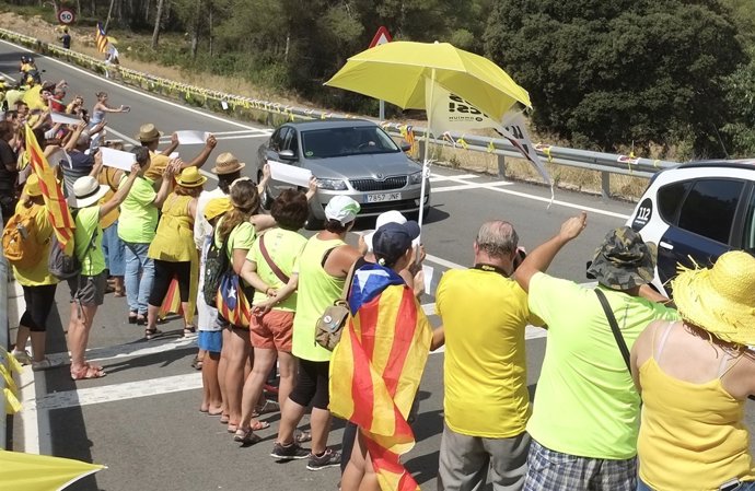 Manifestants davant l'arribada de Carme Forcadell a la presó de Mas d'Enric