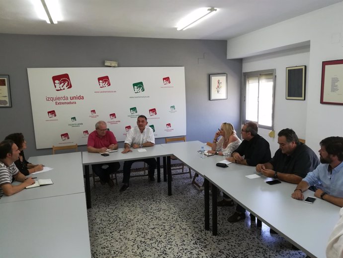 Reunión de Enrique Santiago (PCE) con UGT y CCOO en Extremadura