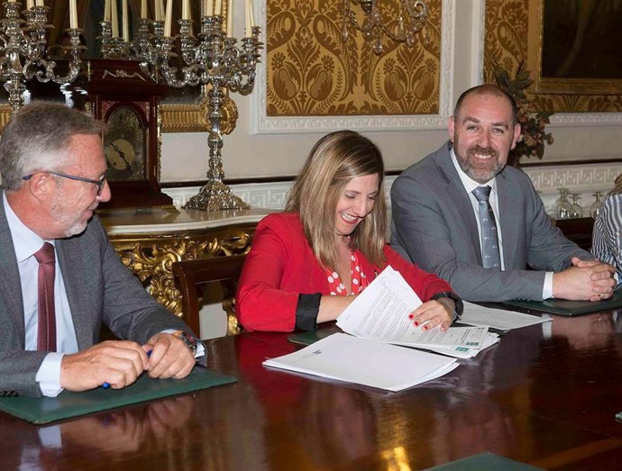 Irene García y Jesús Solís firmando un convenio