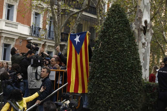 Diputats amb una estelada davant la declaració de Junqueras en l'Audiència