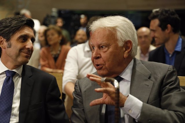 González y Álvarez-Pallete en la presentación del archivo del expresidente