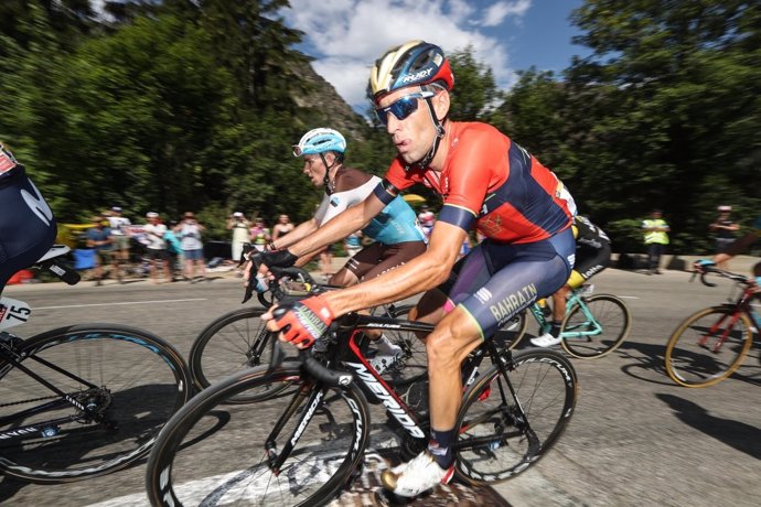 Vincenzo Nibali (Bahrain) en el ascenso a Alpe d'Huez donde fue arrollado