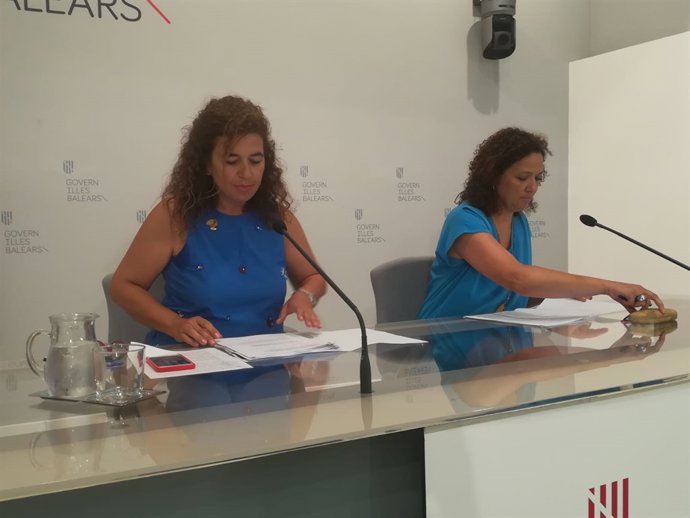 Pilar Costa y Catalina Cladera tras el Consell de Govern