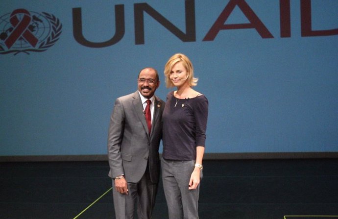 El director ejecutivo de ONUSIDA, Michel Sidibé, y la actriz Charlize Theron