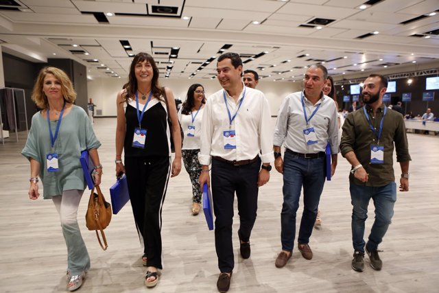 Juanma Moreno a su llegada al Congreso Nacional del PP