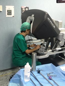 El urólogo Antonio Alcaraz practicando una nefrectomía