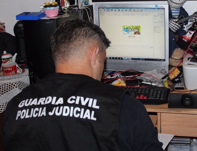 [Grupocanarias] La Guardia Civil Detiene A Dos Varones E Investiga A Otros Tres 