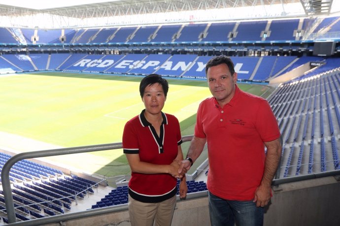 Weimei Ye Zhan y Roger Guasch en el RCDE Stadium