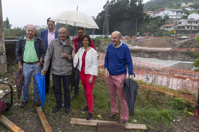 José María Mazón visita las obras del puente de Ranero en Los Corrales de Buelna