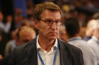 Feijóo destaca la "humildad" de Rajoy, con quien comparte un tímido saludo en el Congreso del PP