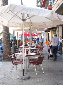 Bar Con Veladores En Una Calle Del Centro De Huelva. 