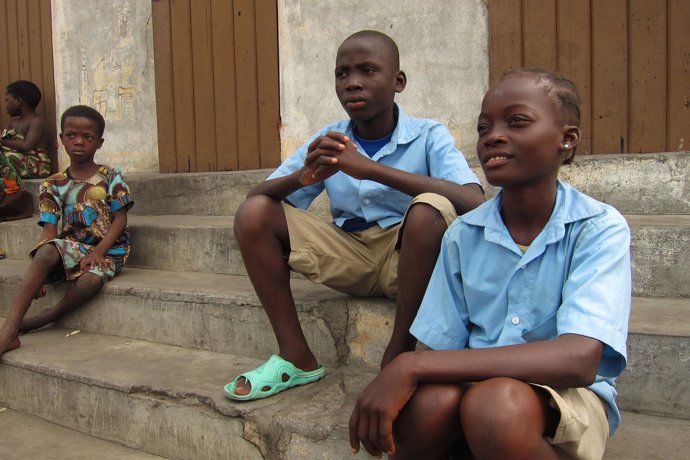 Niños de una escuela de los salesianos en el mercado de Dantokpa, Benín, África