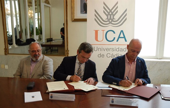 FIrma convenio entre UCA y el Colegio de Psicología de Andalucía Occidental 