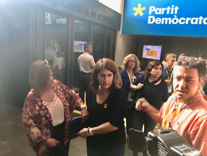 Marta Pascal, davant els mitjans durant l'Assemblea Nacional del PDeCAT