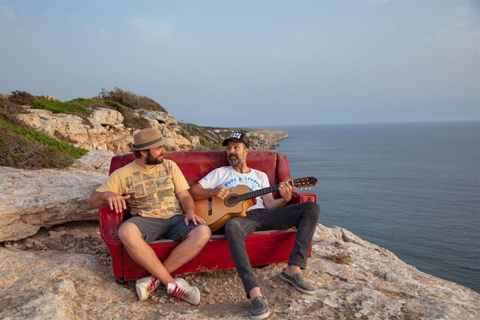 Jah Chango y Pau Donés colaboran en el single 'Sofá de cuero'