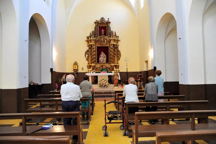 El padre Pedro Escriche celebra misa en Alpeñés