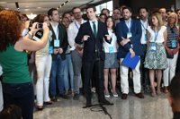Pablo Casado ensalza la figura de Feijóo en su discurso: "Qué orgullo de presidente tenéis en Galicia"