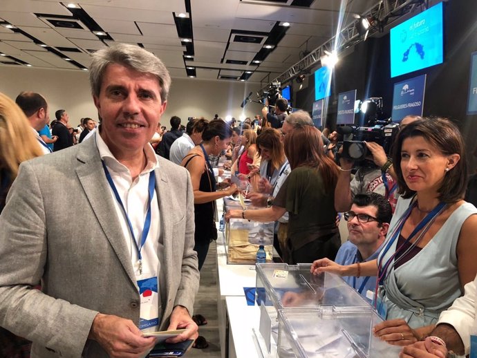 ÁNGEL GARRIDO VOTANDO EN LAS PRIMARIAS DEL PP 