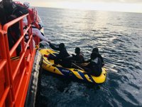 Rescatadas 30 personas de cuatro pateras en aguas del Estrecho