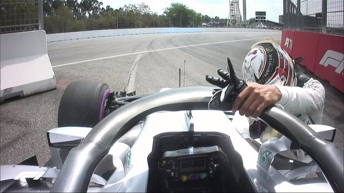 Lewis Hamilton se arrodilla ante su Mercedes
