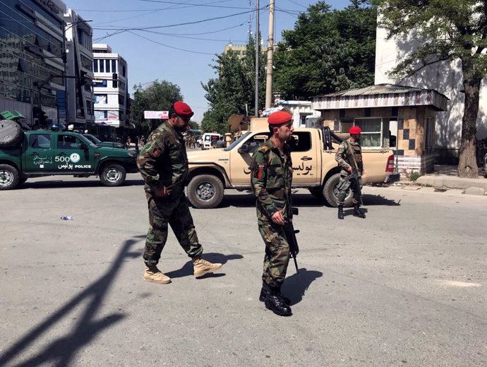Fuerzas de seguridad afganas cerca del lugar de varias explosiones en Kabul