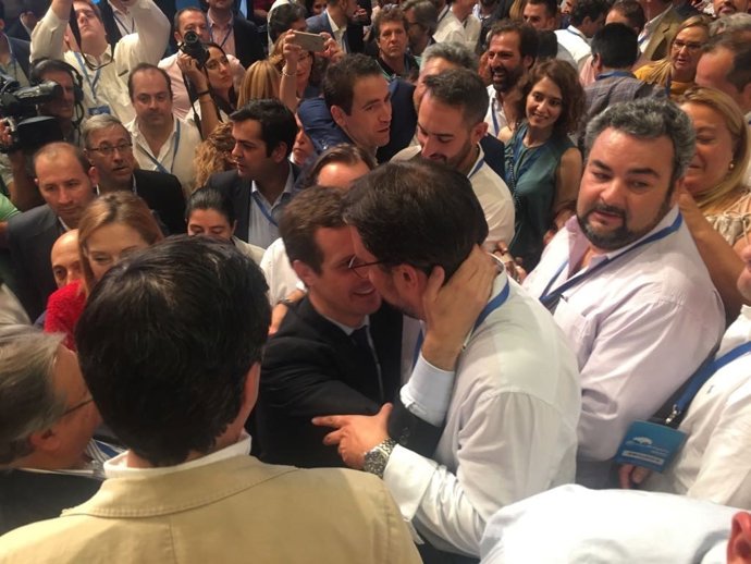 Asier Antona felicita a Pablo Casado