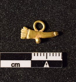 Pieza de oro con forma de pene encontrada en el yacimiento de Los Bañales