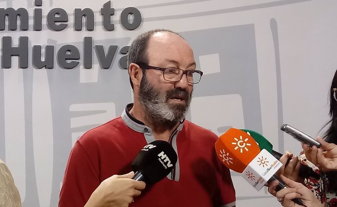 El presidente de IU,Pedro Jiménez, atiende a los medios