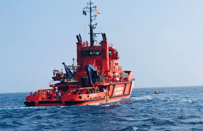 Embarcación de Salvamento Marítimo con personas rescatadas