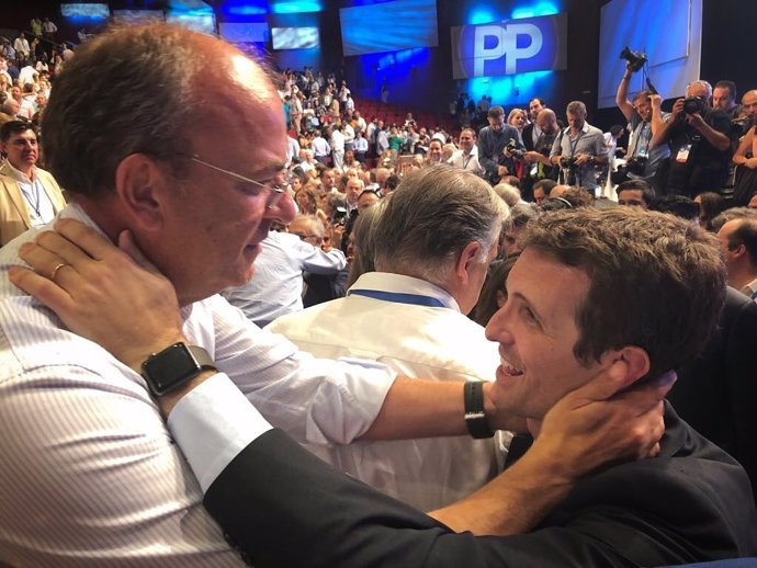 Monago y Casado se abrazan en el 19 Congreso