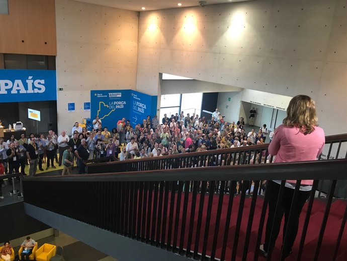Marta Pascal aplaudida després de renunciar a liderar el PDeCAT