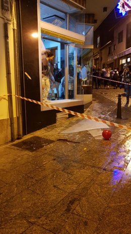 Imagen de un comercio afectado en Cangas.