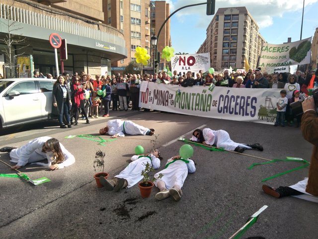 Performance al inicio de la manifestación contra la mina de Cáceres