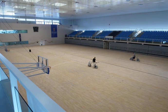 Ya han comenzado los trabajos de reforma del parqué en el Moisés Ruiz.