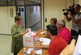 María José Izquierdo, votando hoy en la sede del P