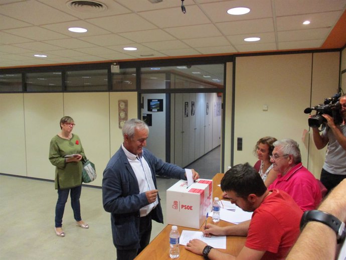Samuel Morón, votando este domingo en la sede del PSOE-Teruel