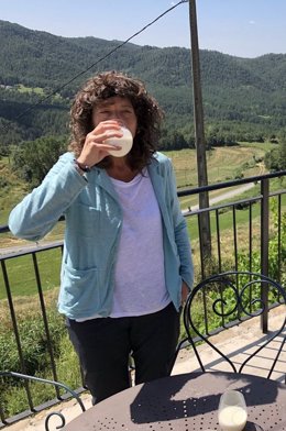 La consellera de Agricultura, Teresa Jordà, bebiendo leche cruda de vaca